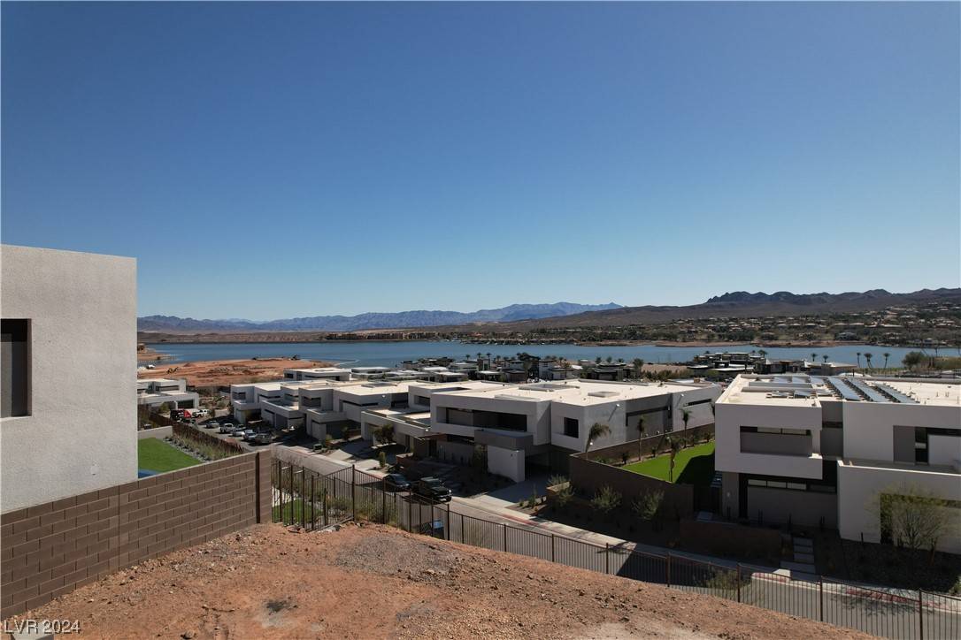 Henderson, NV 89011,21 Falling Ridge LN
