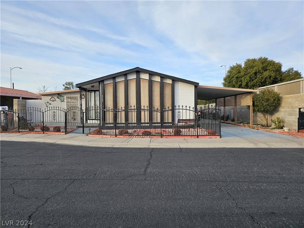 Las Vegas, NV 89122,5206 Tupelo LN