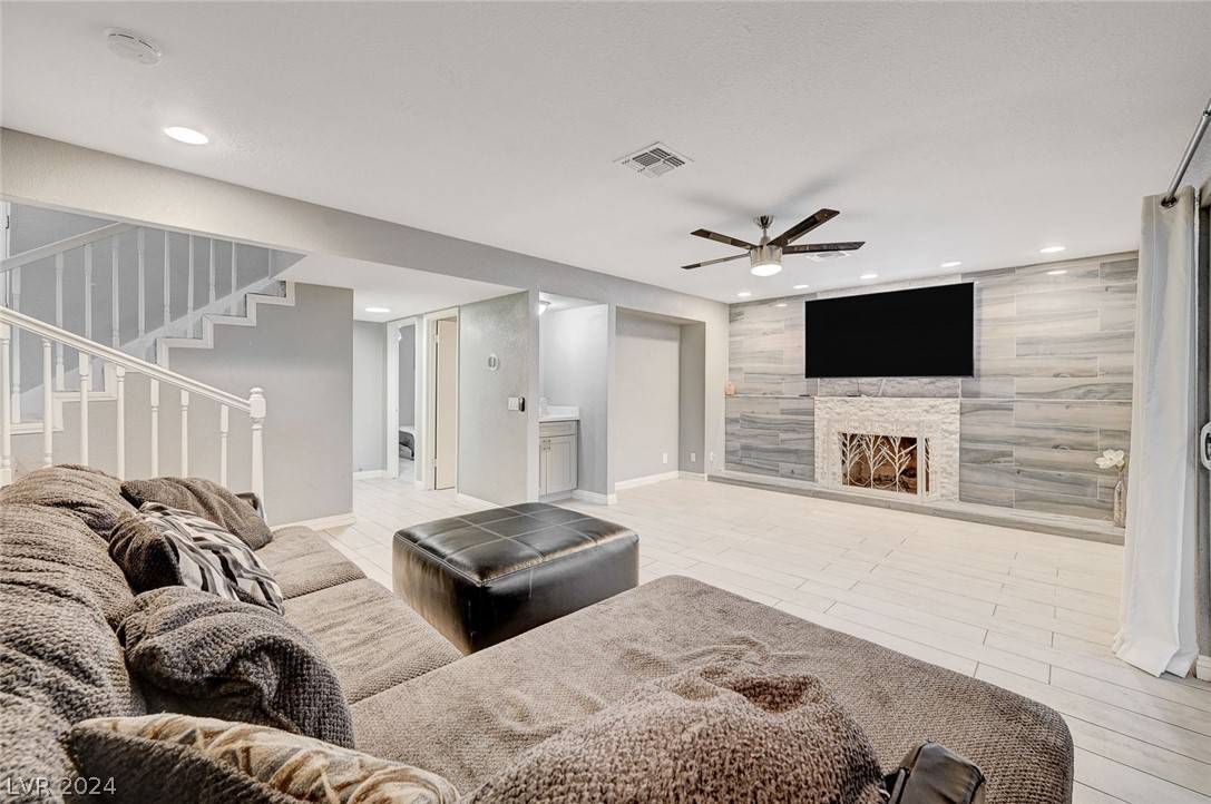 Las Vegas, NV 89103,6781 Greengrove DR