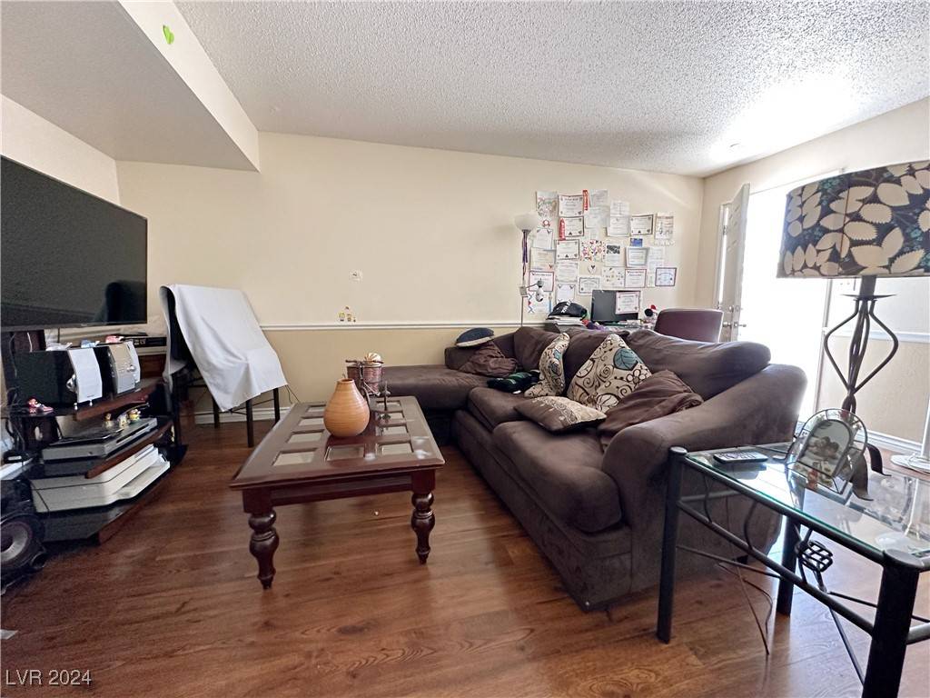 Las Vegas, NV 89108,5208 Pebble Beach BLVD