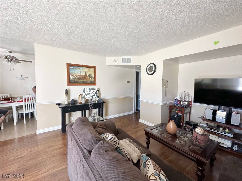 Las Vegas, NV 89108,5208 Pebble Beach BLVD