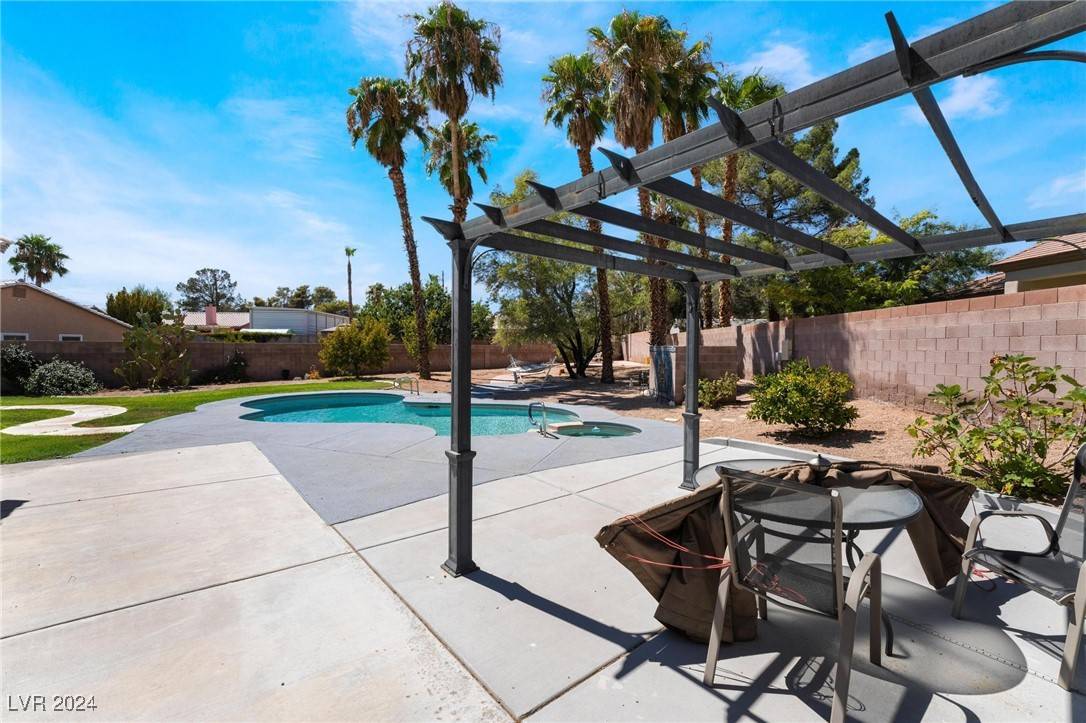 Las Vegas, NV 89108,6356 Canyon Ridge DR