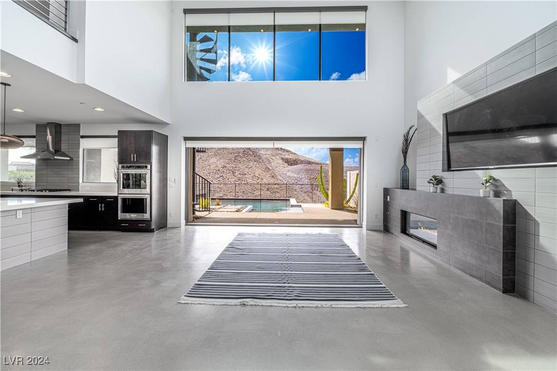Henderson, NV 89052,917 Vegas View DR