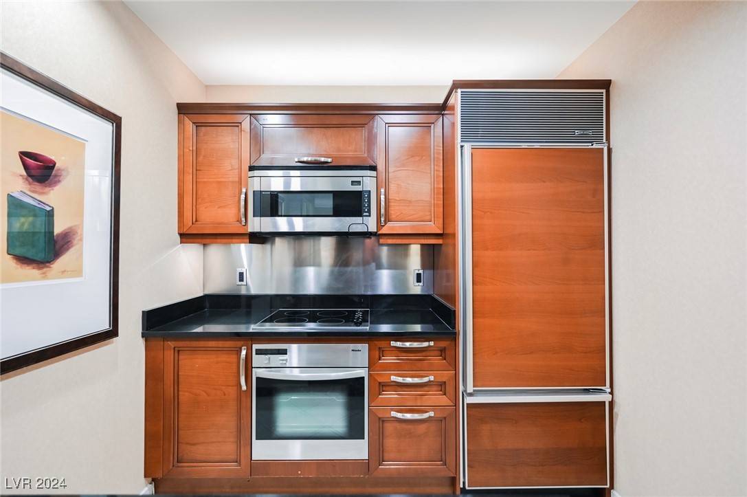 Las Vegas, NV 89109,145 HARMON AVE #208