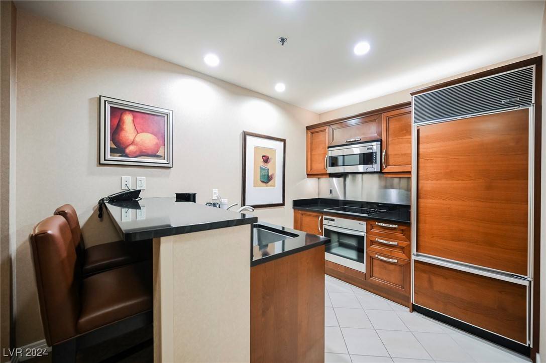 Las Vegas, NV 89109,145 HARMON AVE #208