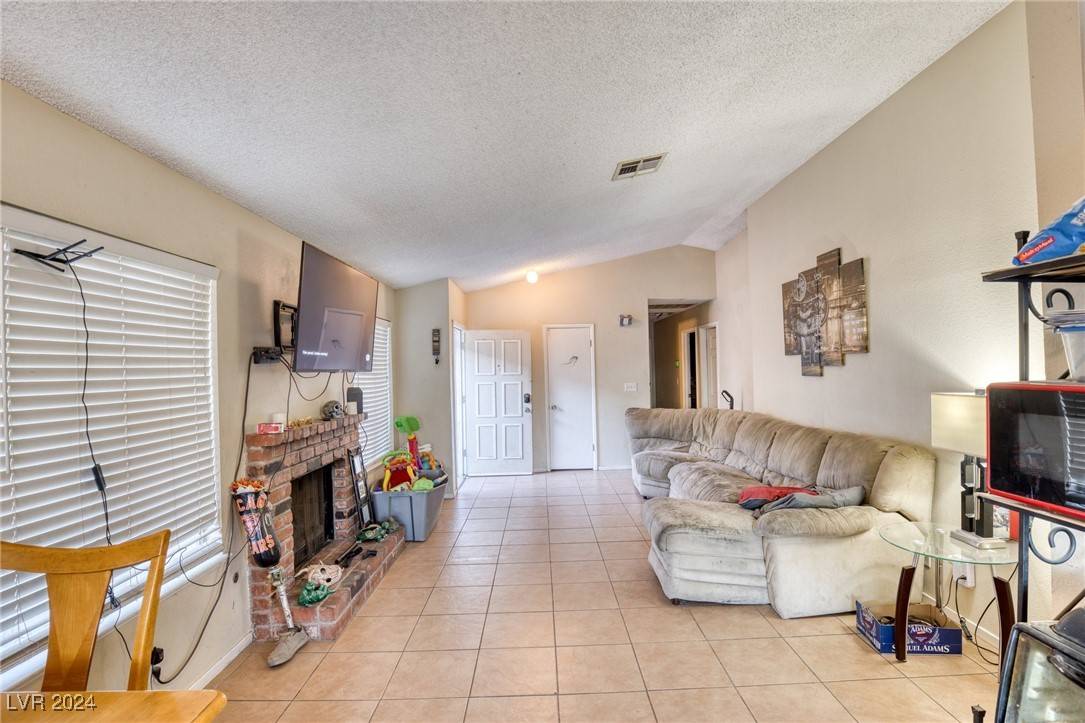 Las Vegas, NV 89108,4617 Coran LN