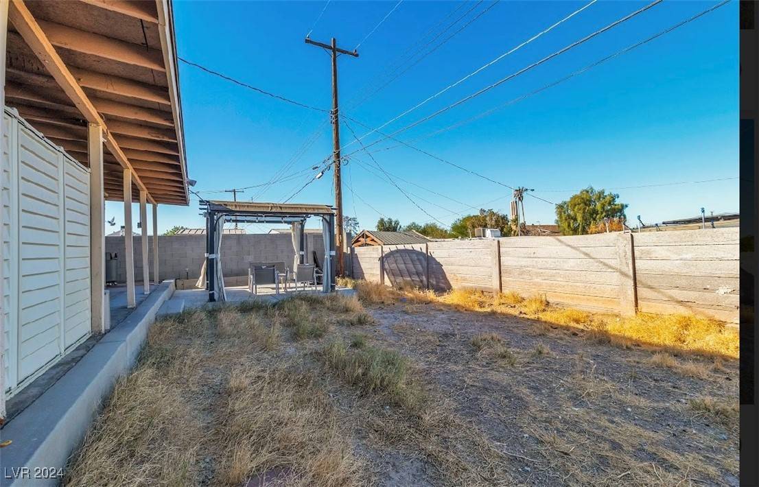 Las Vegas, NV 89122,5124 Hallet DR