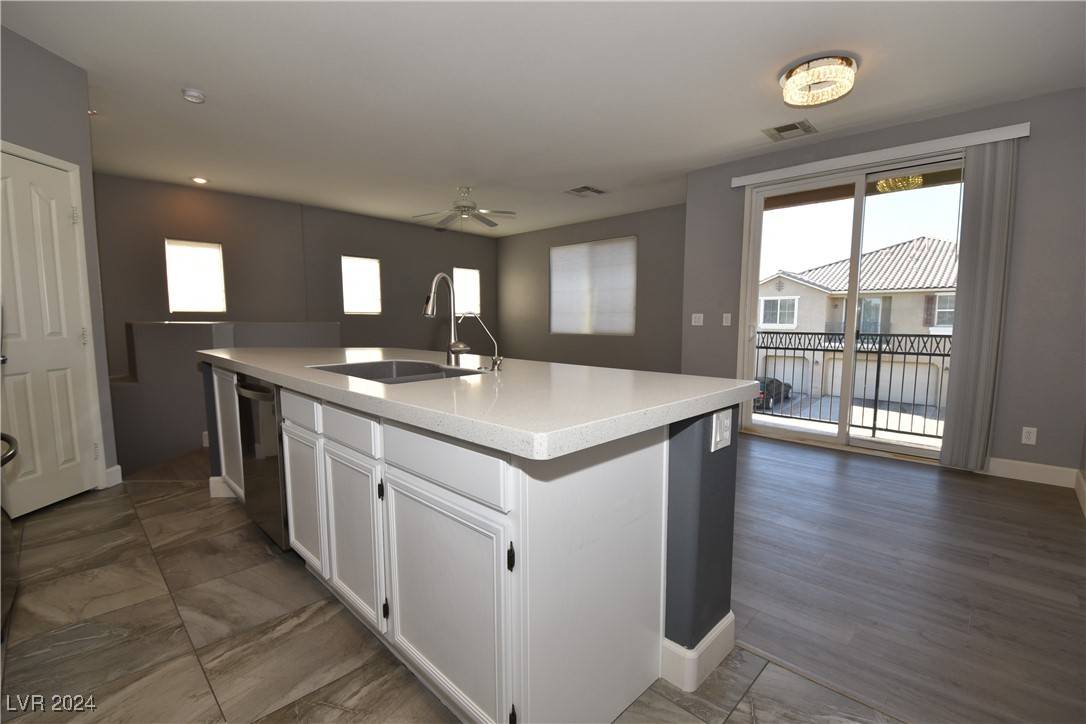 Las Vegas, NV 89118,6255 W Arby AVE #184