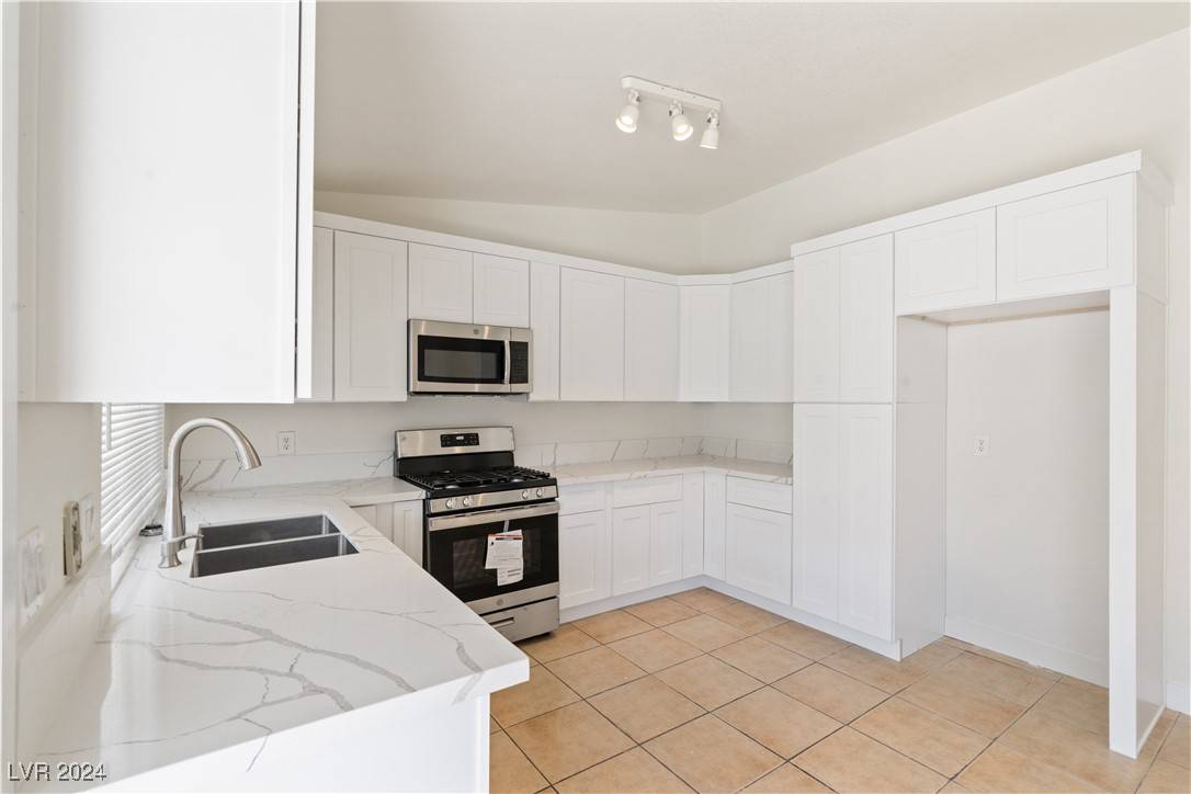 Las Vegas, NV 89107,412 Vassar LN