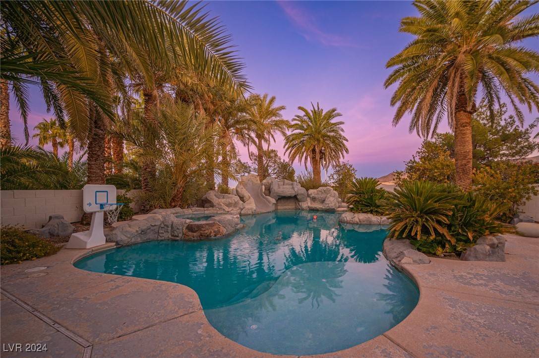Henderson, NV 89012,320 Glistening Cloud DR