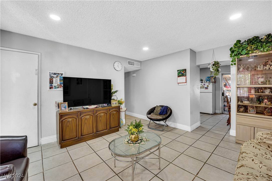 Las Vegas, NV 89107,6109 Empire CIR