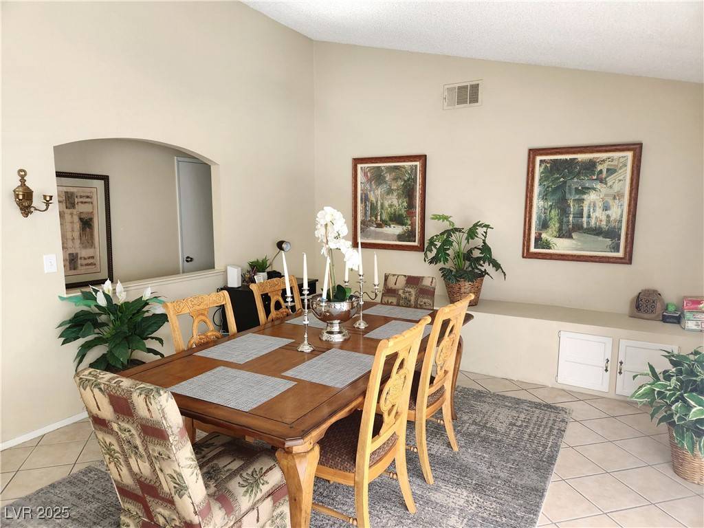 Las Vegas, NV 89117,3332 Canyon Lake DR