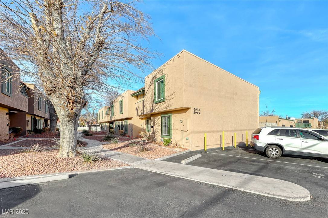 Las Vegas, NV 89108,5945 Vegas DR