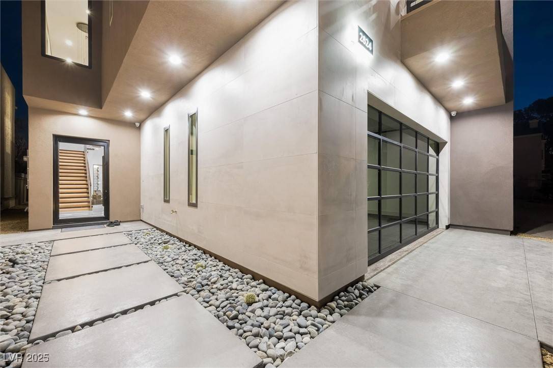 Las Vegas, NV 89109,2824 Queens Courtyard DR