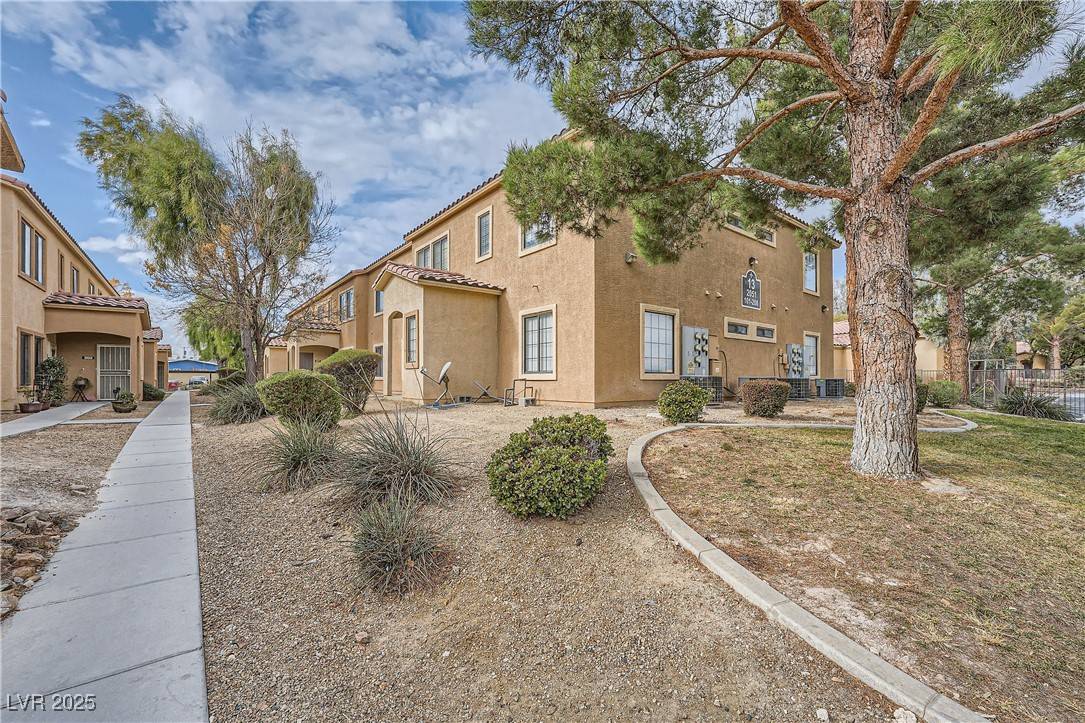 Las Vegas, NV 89108,2051 Hussium Hills ST #207