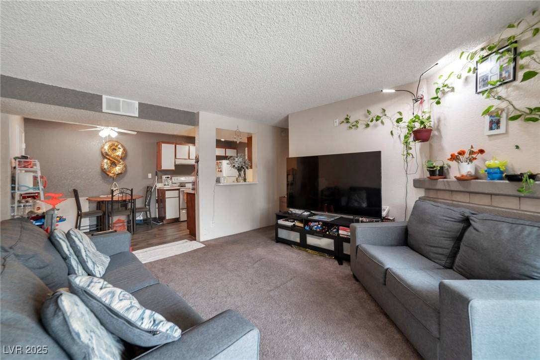 Las Vegas, NV 89107,5261 Mission Carmel LN #202