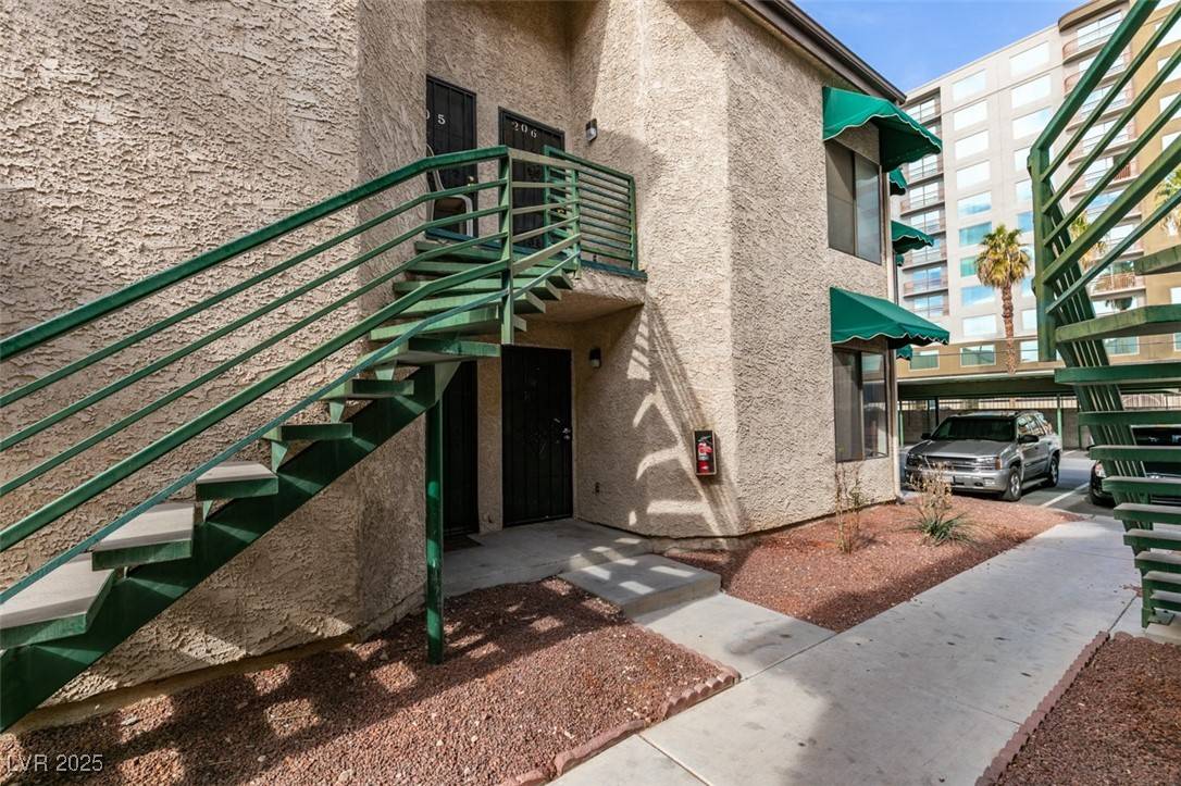 Las Vegas, NV 89169,460 Elm DR #106