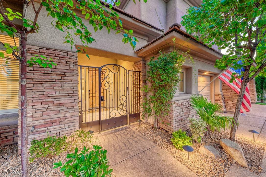 Henderson, NV 89052,19 Desert Highlands DR