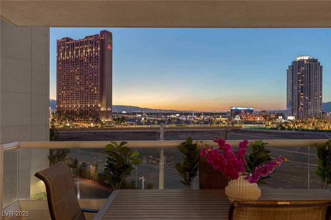 Las Vegas, NV 89109,2747 Paradise RD #404