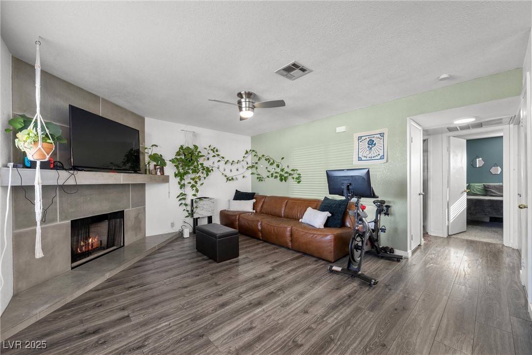 Las Vegas, NV 89128,917 Boulder Springs DR #202