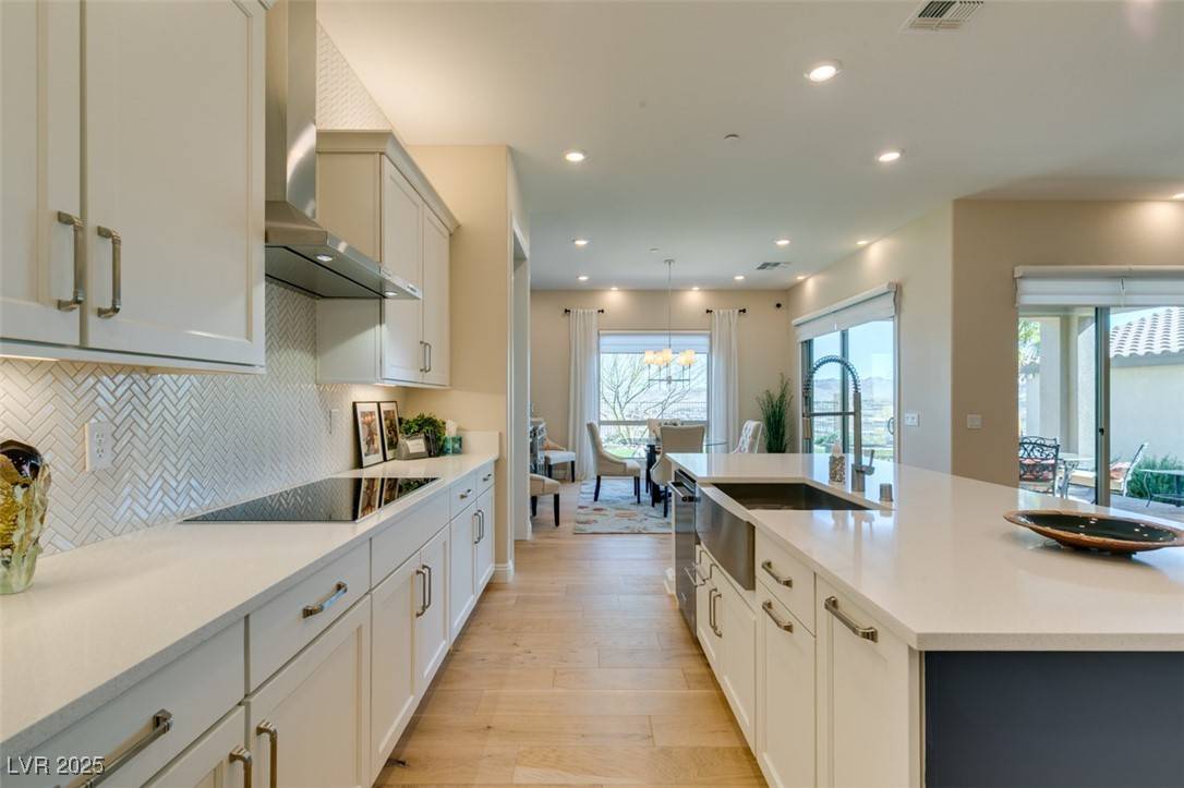 Henderson, NV 89011,24 Cliffwater ST