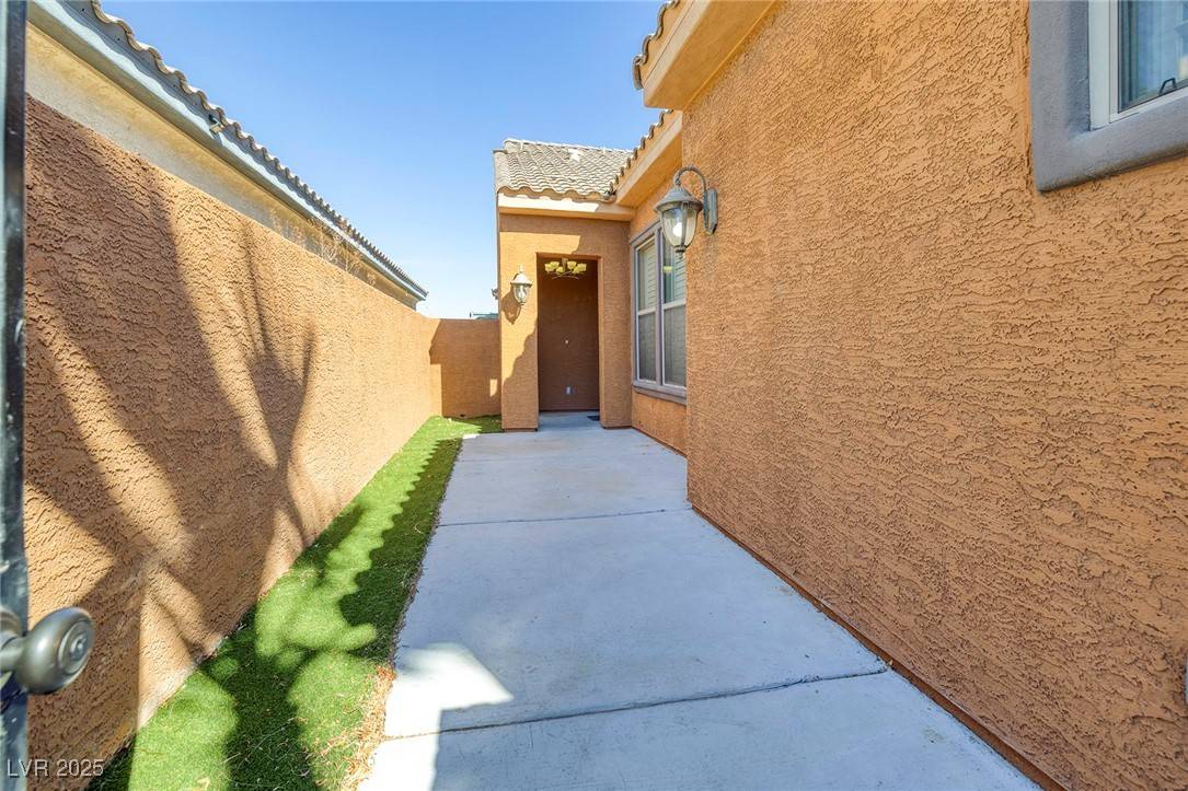 Henderson, NV 89011,472 Via Stretto AVE