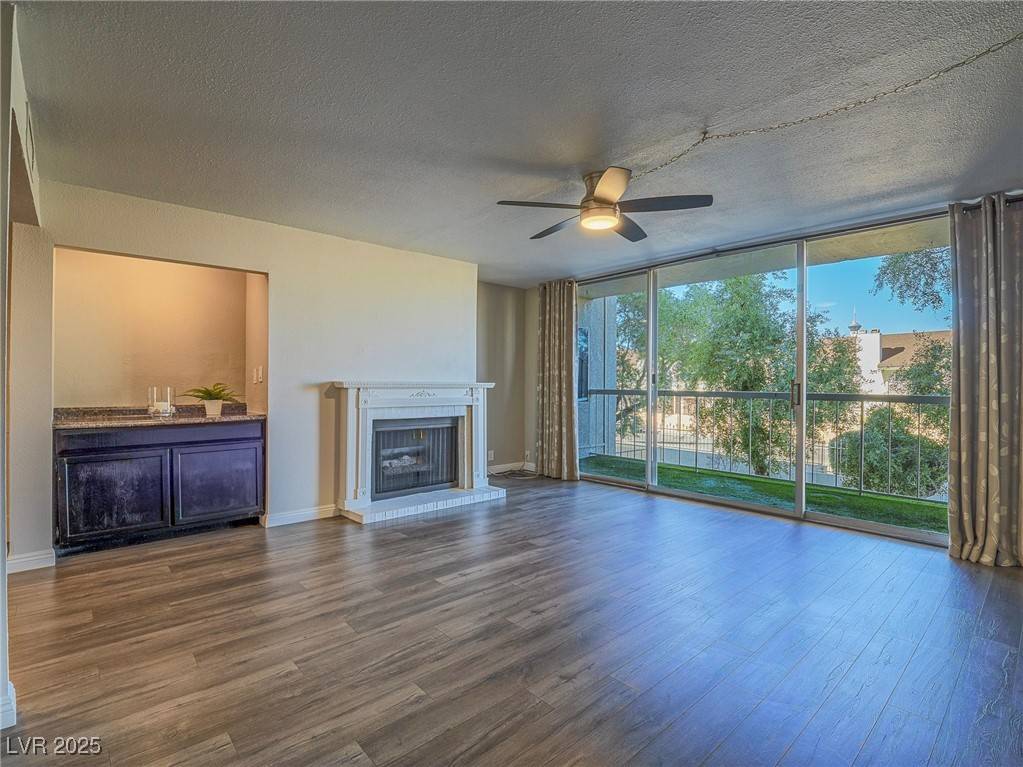 Las Vegas, NV 89169,725 N Royal Crest CIR #213