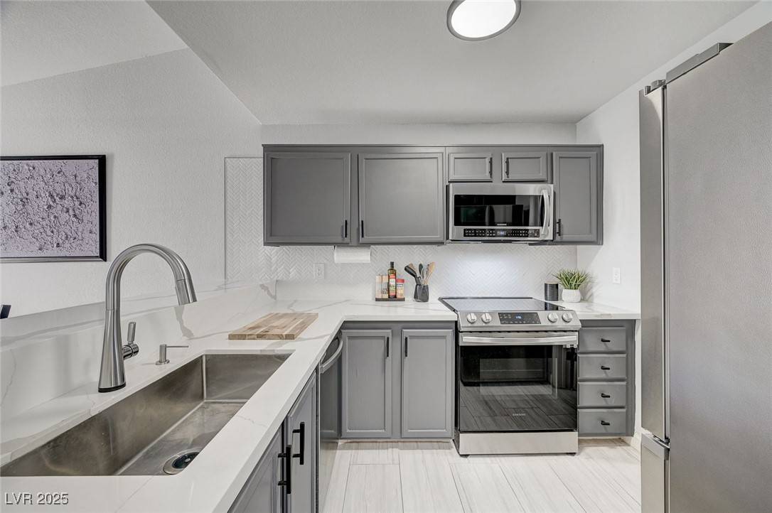 Las Vegas, NV 89146,1800 Edmond ST #215