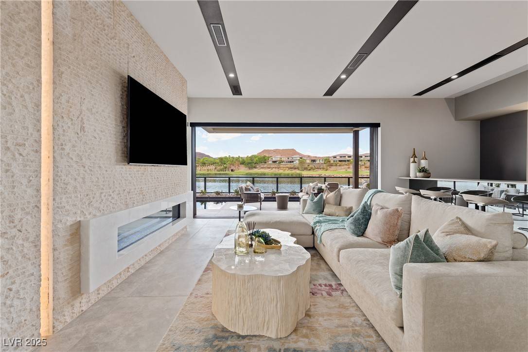 Henderson, NV 89011,42 Lakefront DR