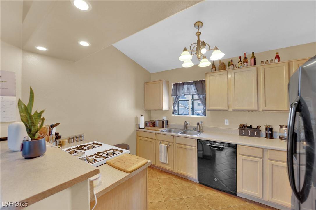 Las Vegas, NV 89122,5335 Duralite ST #203