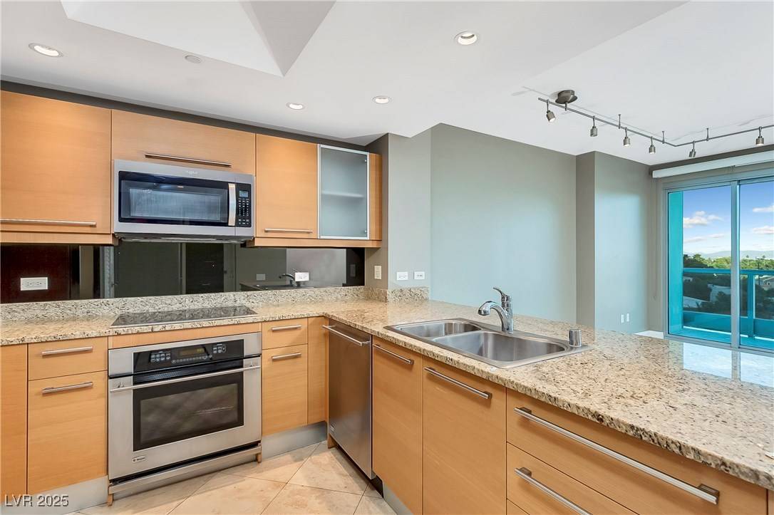 Las Vegas, NV 89109,322 KAREN AVE #403