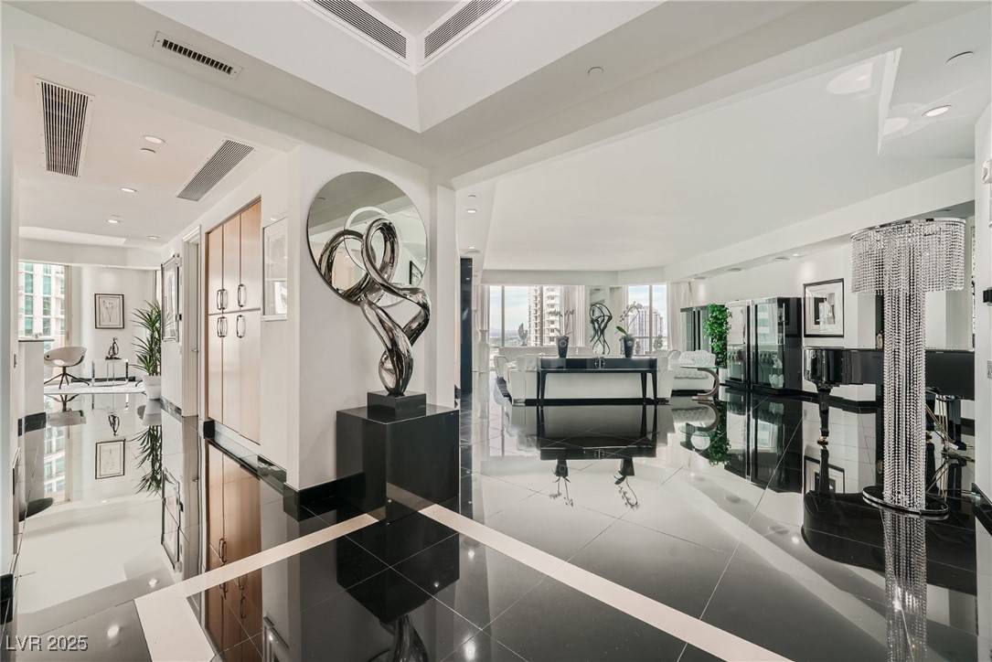 Las Vegas, NV 89109,2857 Paradise RD #2704