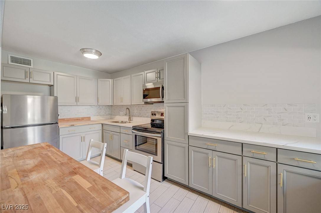 Las Vegas, NV 89107,304 Orland ST #38
