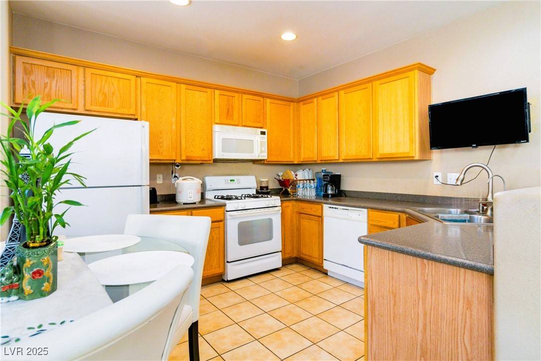 Las Vegas, NV 89122,5040 Copperlyn ST