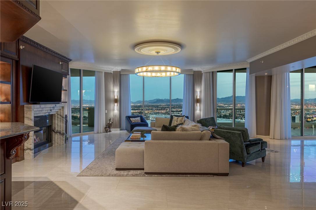 Las Vegas, NV 89109,2877 Paradise RD #3303