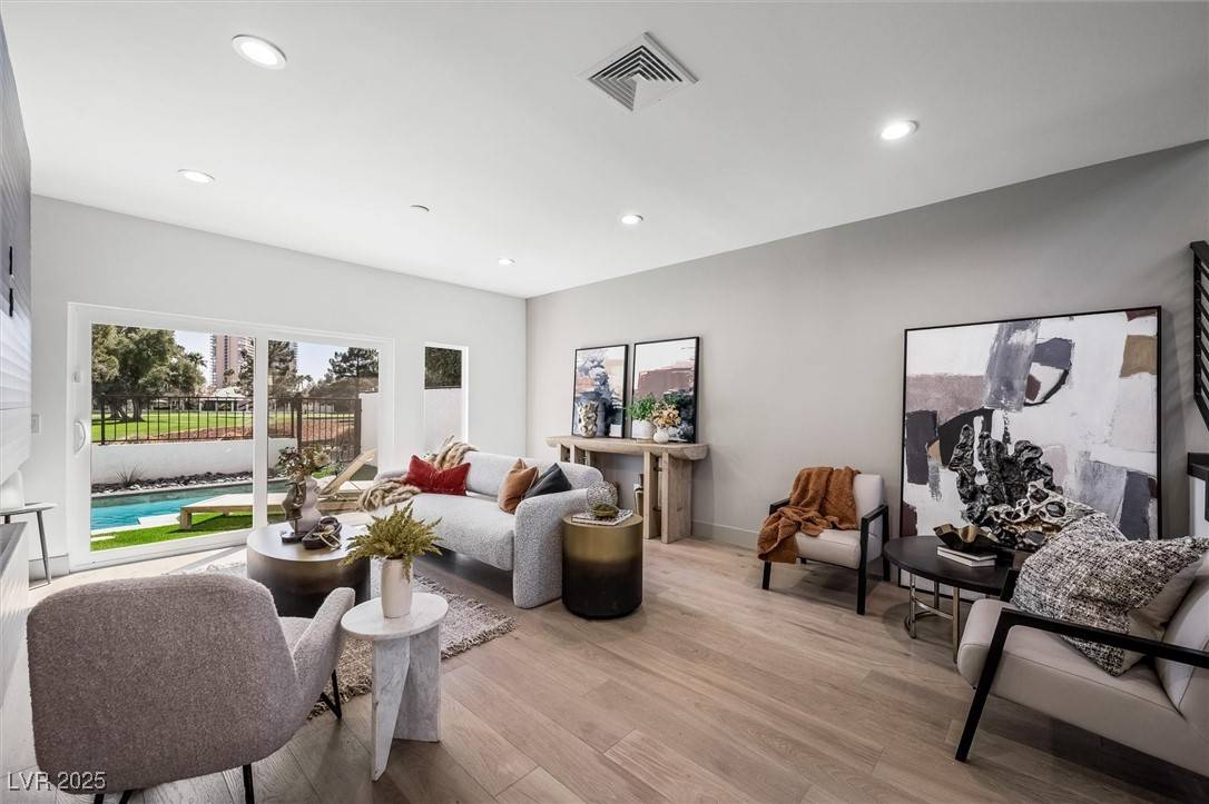 Las Vegas, NV 89109,2861 Queens Courtyard DR