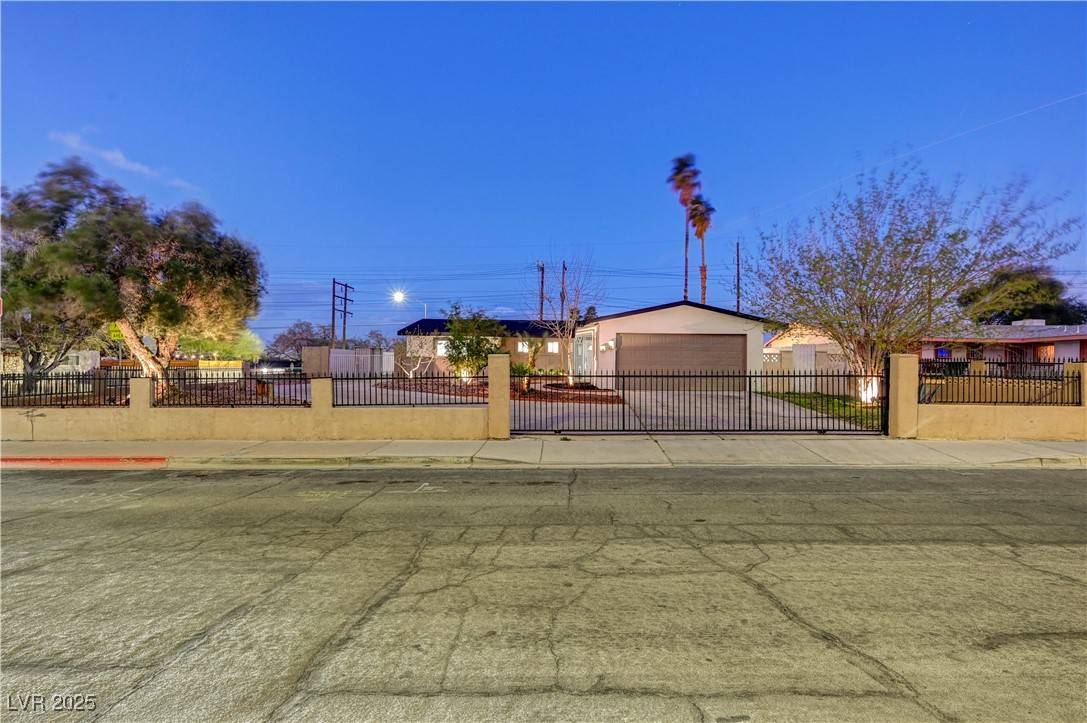 Las Vegas, NV 89104,1401 S 17th ST