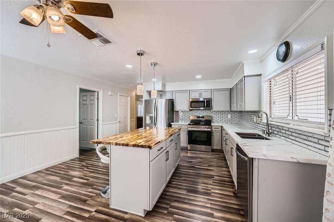 Las Vegas, NV 89103,6710 Redwood CIR