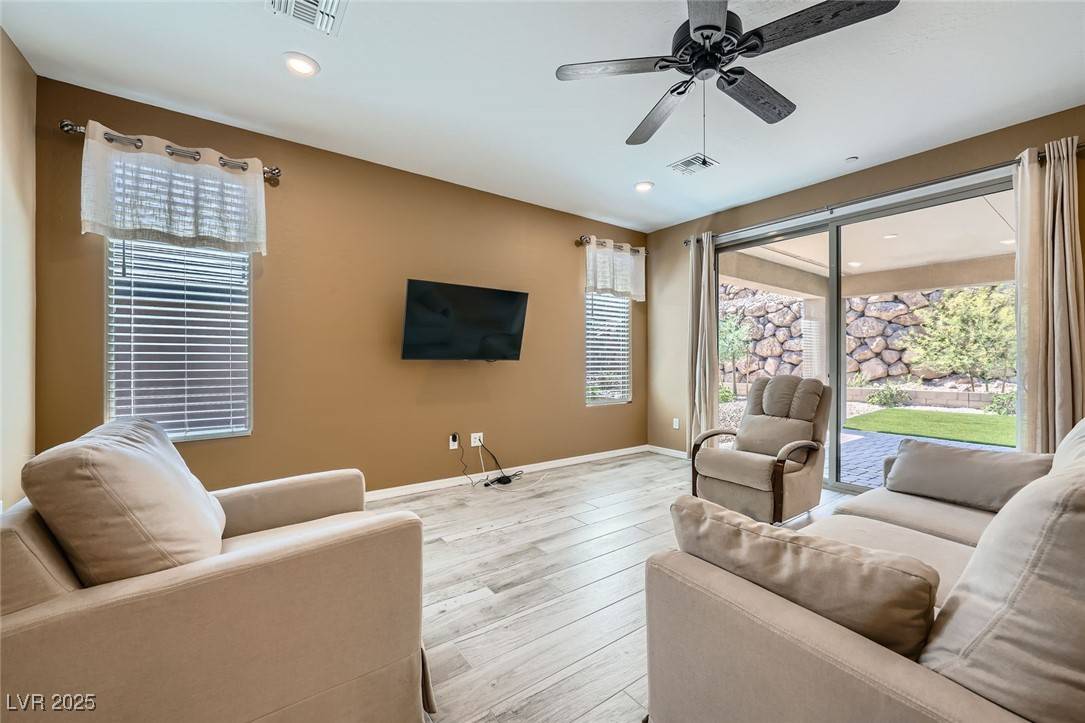 Henderson, NV 89011,243 Sun Glaze AVE