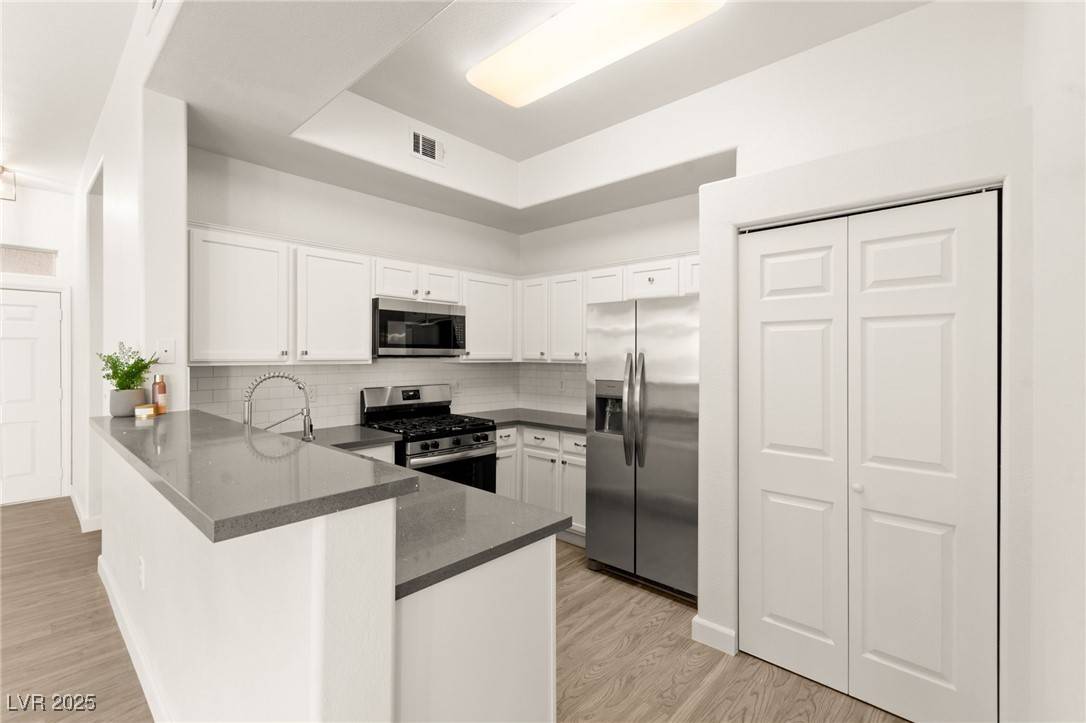 Henderson, NV 89052,700 Carnegie ST #3214