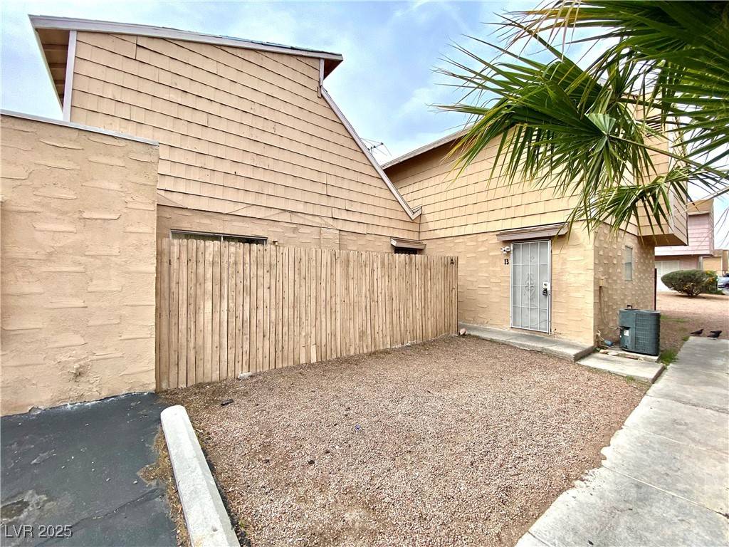 Las Vegas, NV 89119,5245 Golden LN