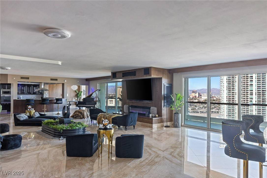Las Vegas, NV 89109,2777 Paradise RD #1801