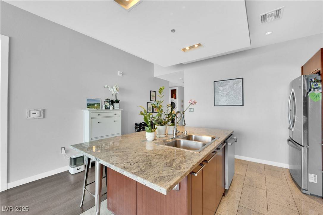 Las Vegas, NV 89103,4471 Dean Martin DR #2204