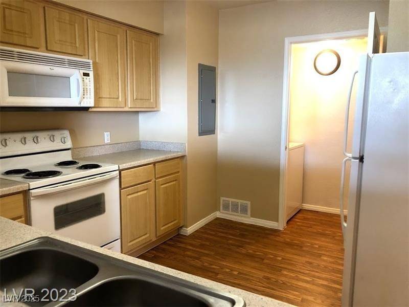 Las Vegas, NV 89149,6955 DURANGO DR #3092