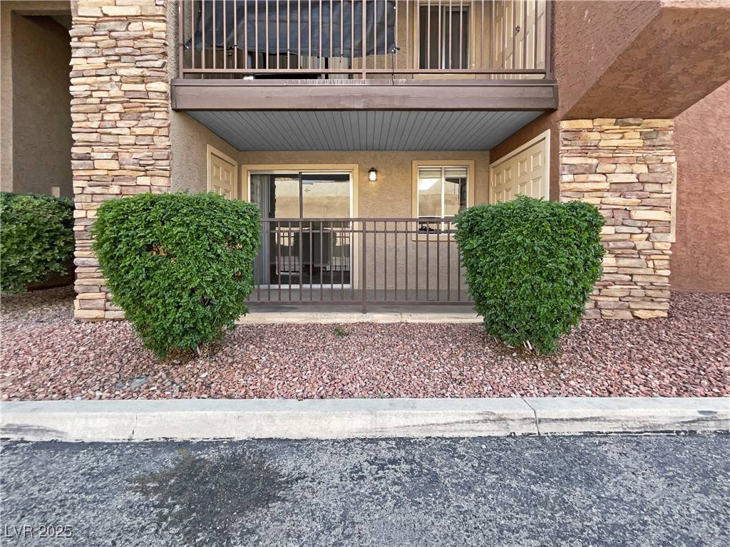 Las Vegas, NV 89103,5286 River Glen DR #421