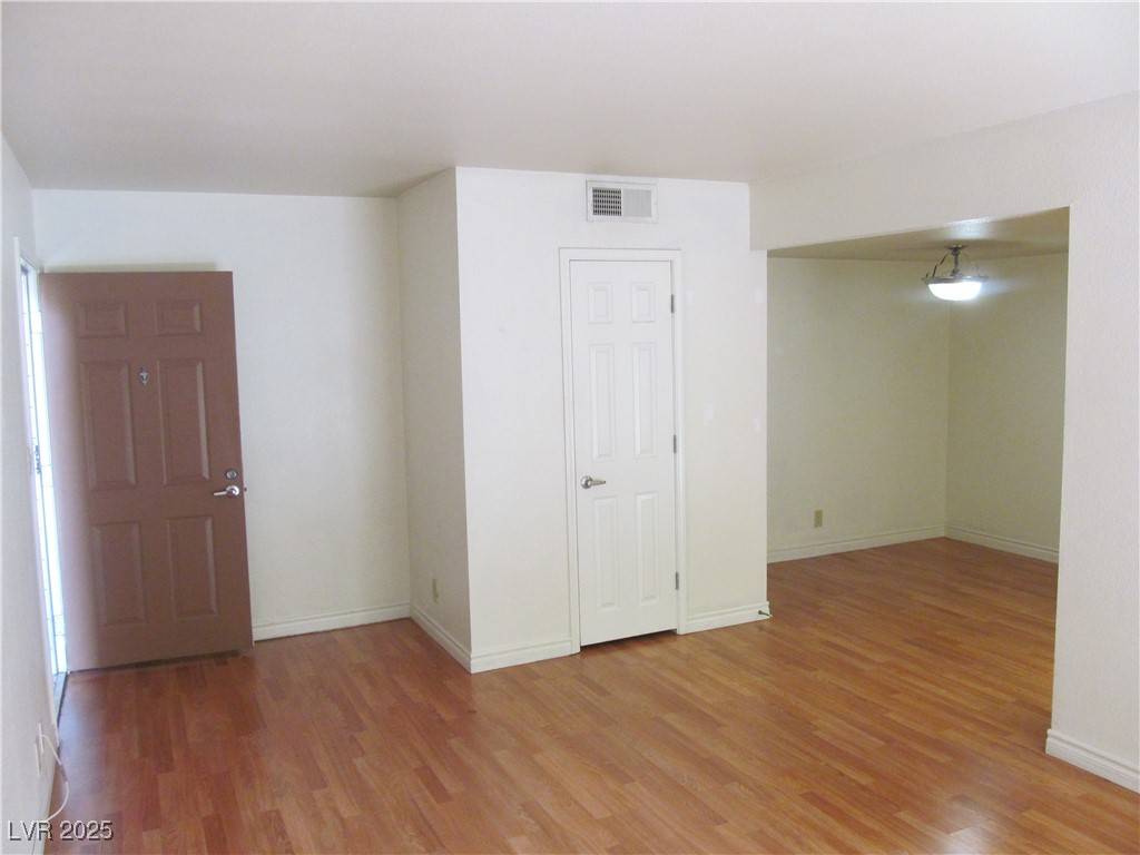 Las Vegas, NV 89103,5286 RIVER GLEN DR #427