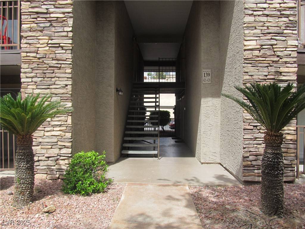 Las Vegas, NV 89103,5286 RIVER GLEN DR #427