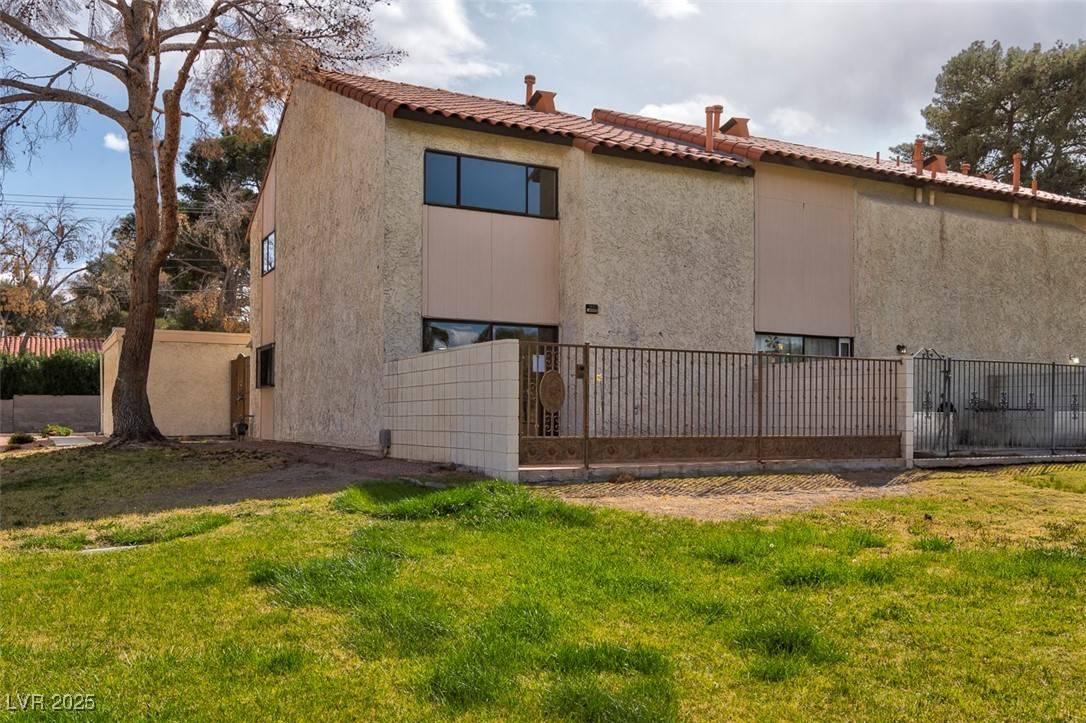 Las Vegas, NV 89121,2552 Court ST