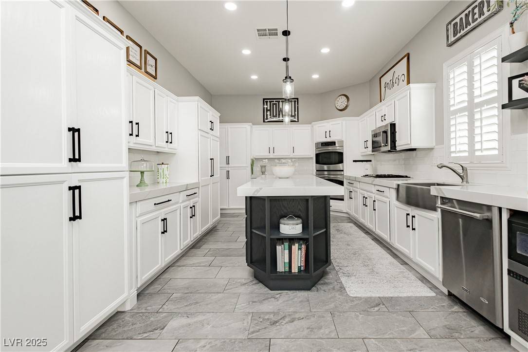 Las Vegas, NV 89110,6688 Martinsville PL