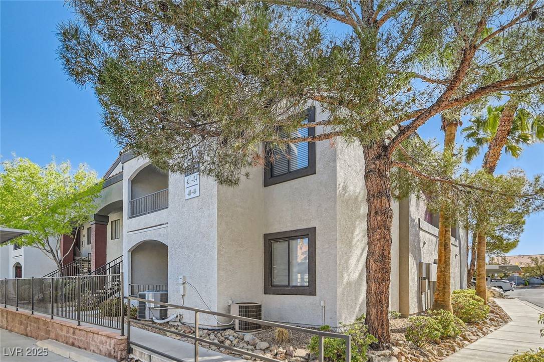 Henderson, NV 89052,950 Seven Hills DR #424
